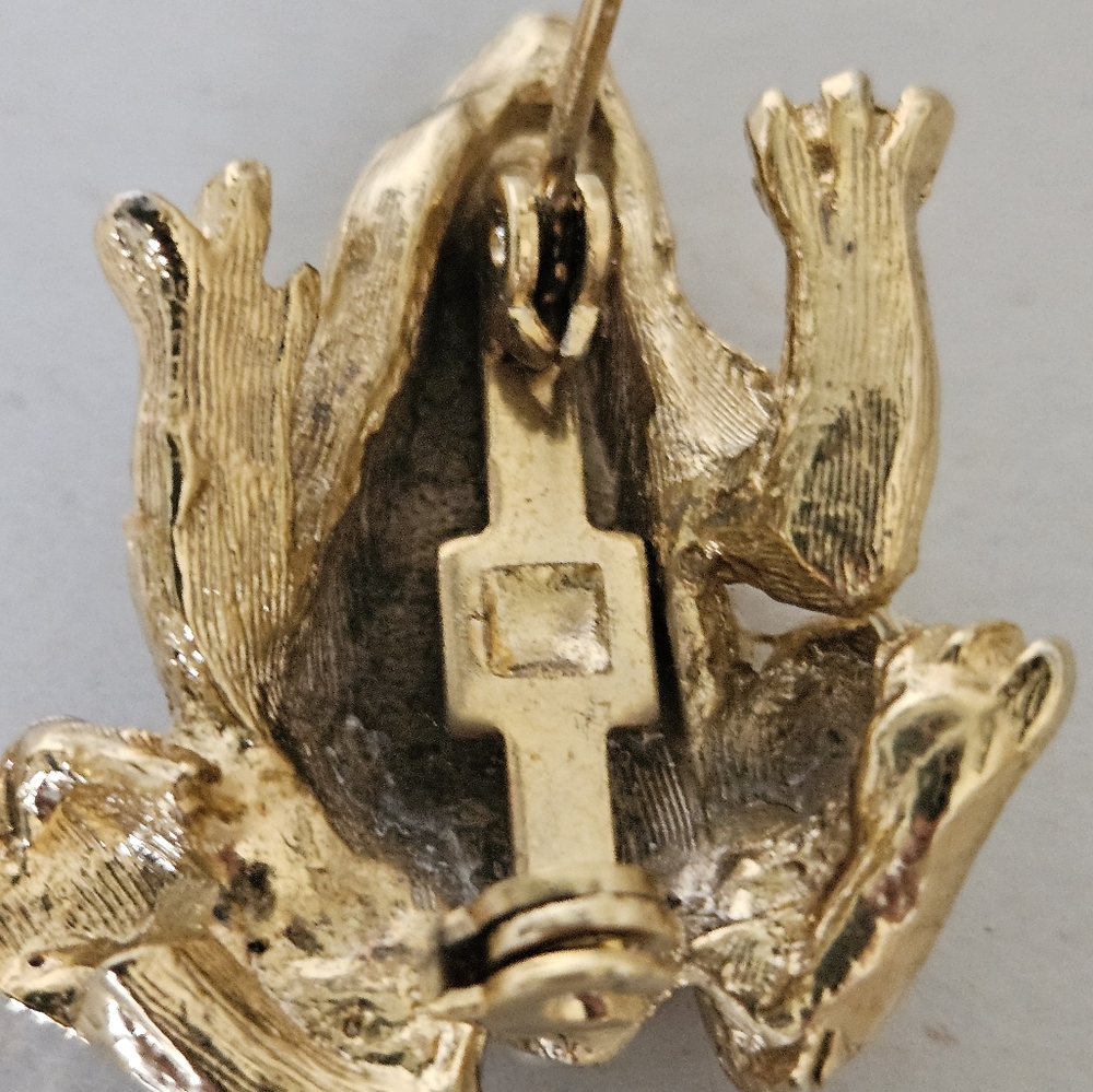 Vintage Gold Tone Faux Pearl Frog Brooch. - Picture 5 of 6